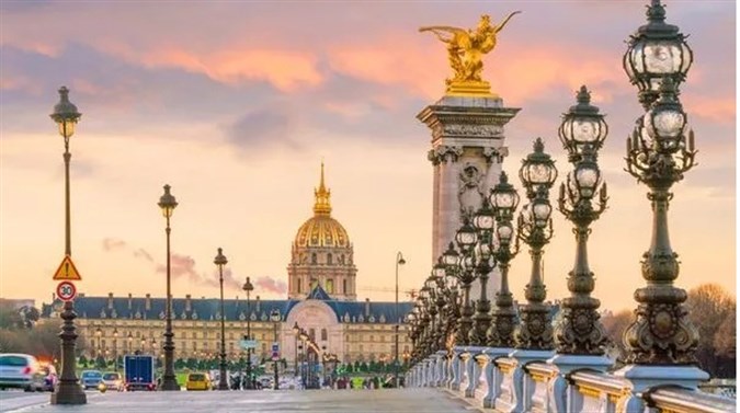 Prestigious Christmas Eve in Paris & The Canal Saint-Martin